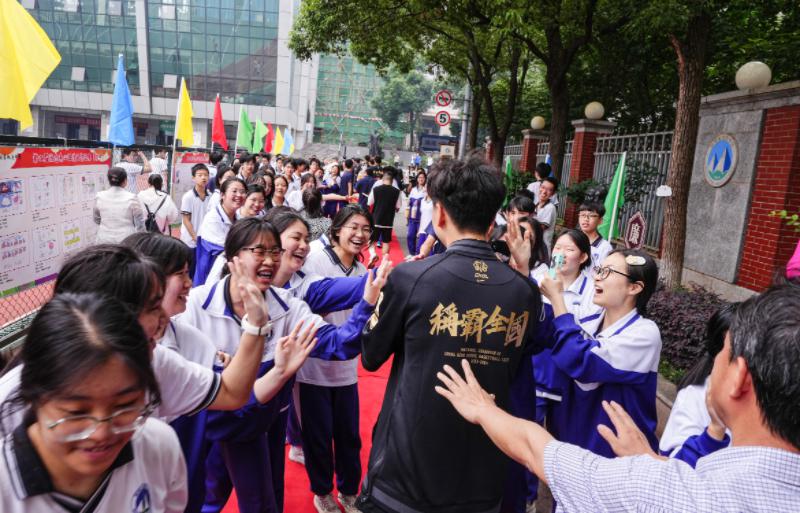长沙黄兴南路步行街迎来全国冠军地质中学男篮，市民游客争相合影