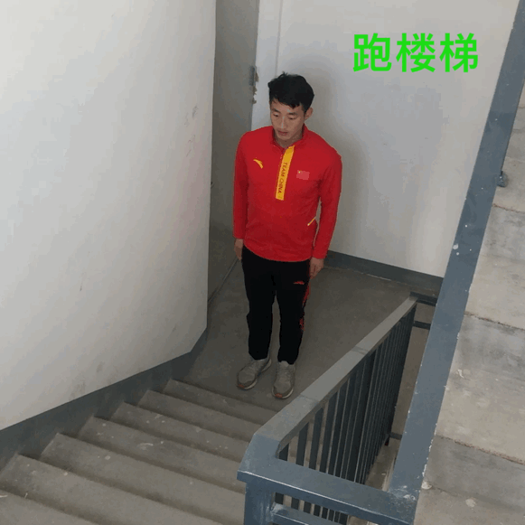 摆臂运动的好处_摆臂力量训练_健身房摆臂运动