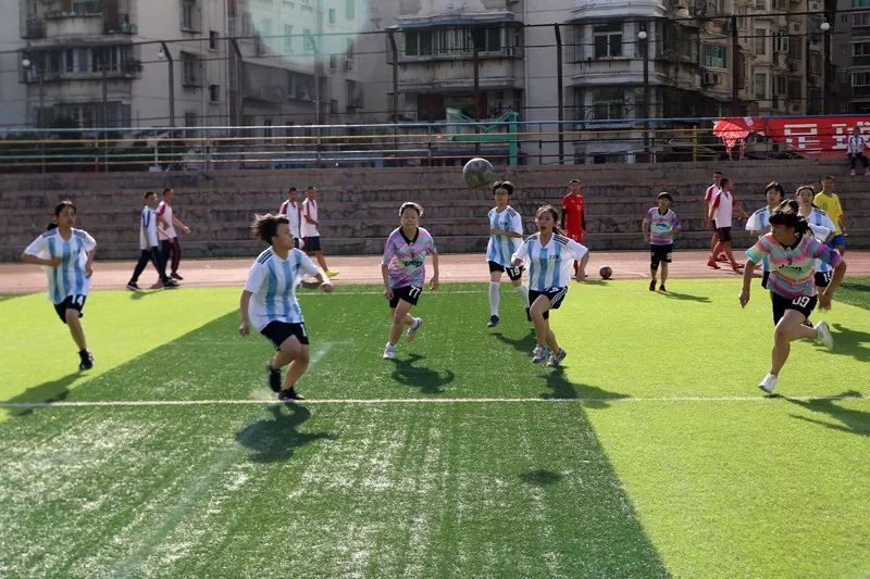 女生足球训练方法_女生表演足球技巧_女生足球入门