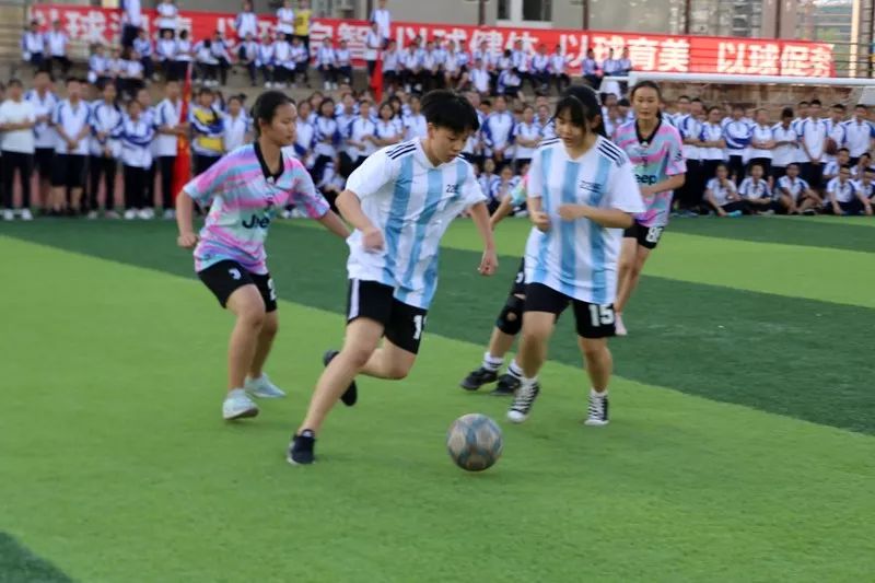 女生足球入门_女生表演足球技巧_女生足球训练方法