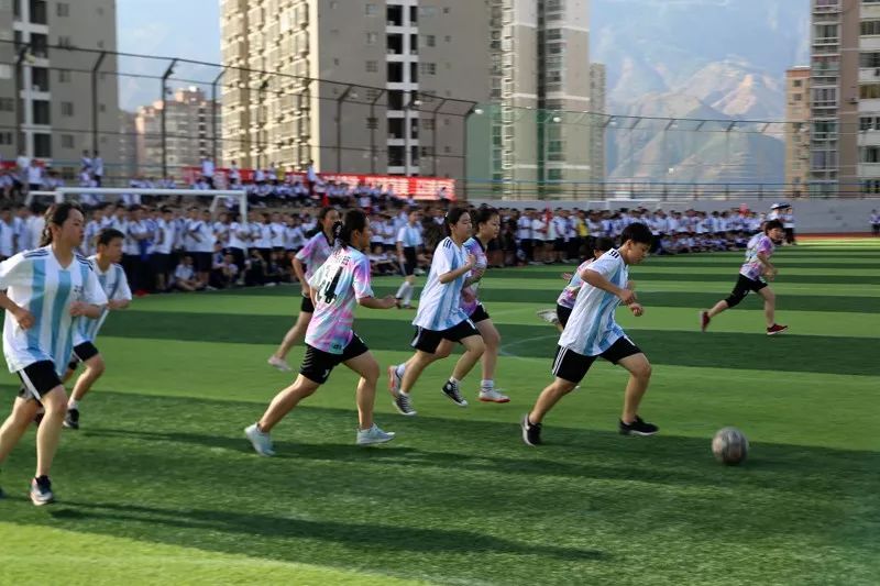 女生表演足球技巧_女生足球入门_女生足球训练方法
